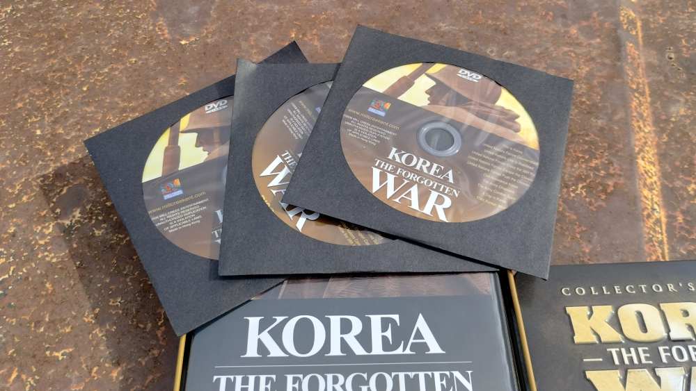 THE FORGOTTEN WAR KOREA Disc 3 DVDs in metal tin, very good condition.-img-1