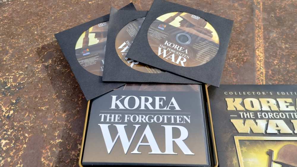 THE FORGOTTEN WAR KOREA Disc 3 DVDs in metal tin, very good condition.-img-2