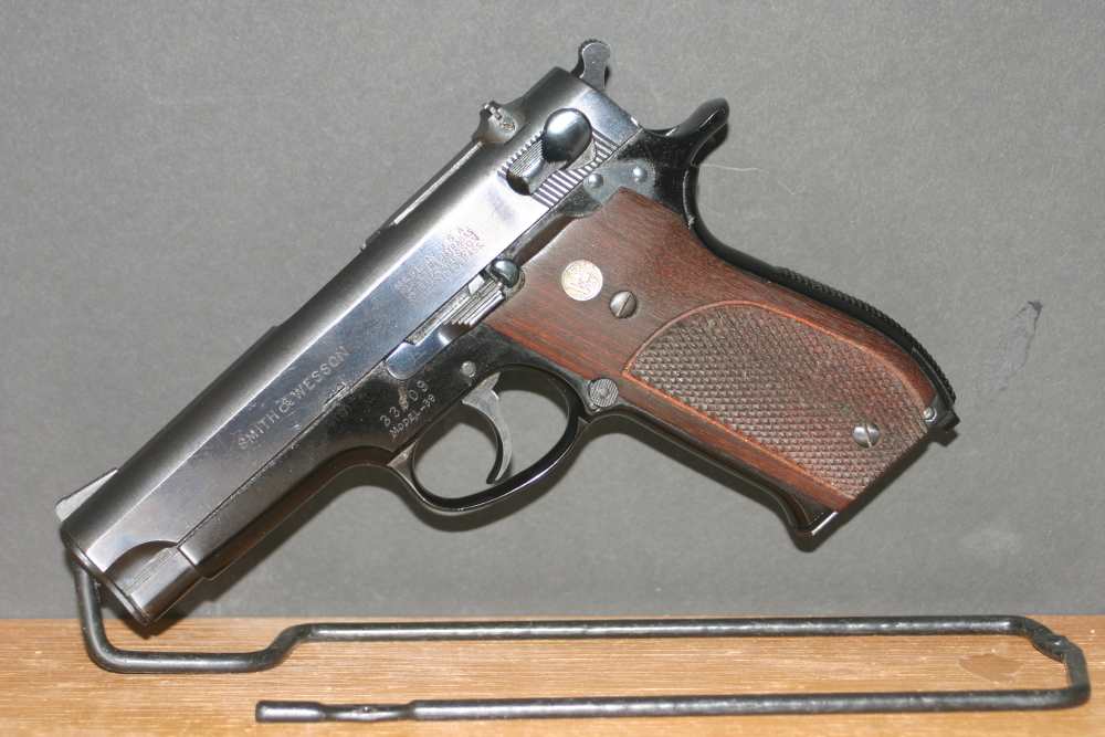 Smith and Wesson Model 39  with 4 mags  in VG Condition-img-2