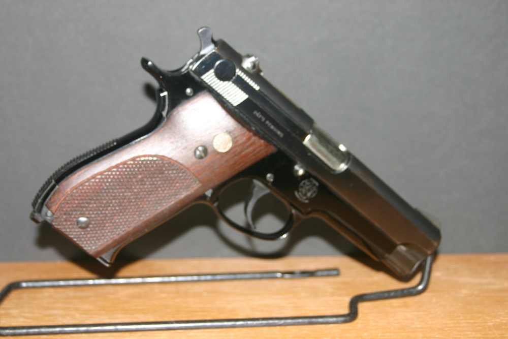 Smith and Wesson Model 39  with 4 mags  in VG Condition-img-9