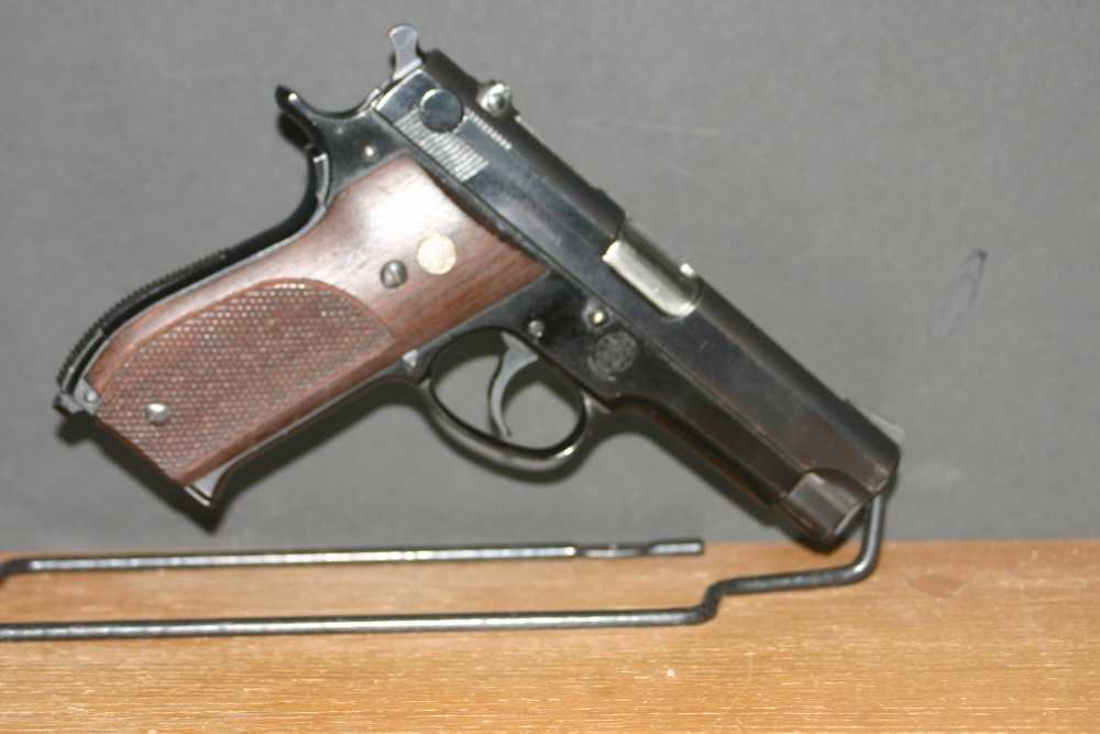 Smith and Wesson Model 39  with 4 mags  in VG Condition-img-1