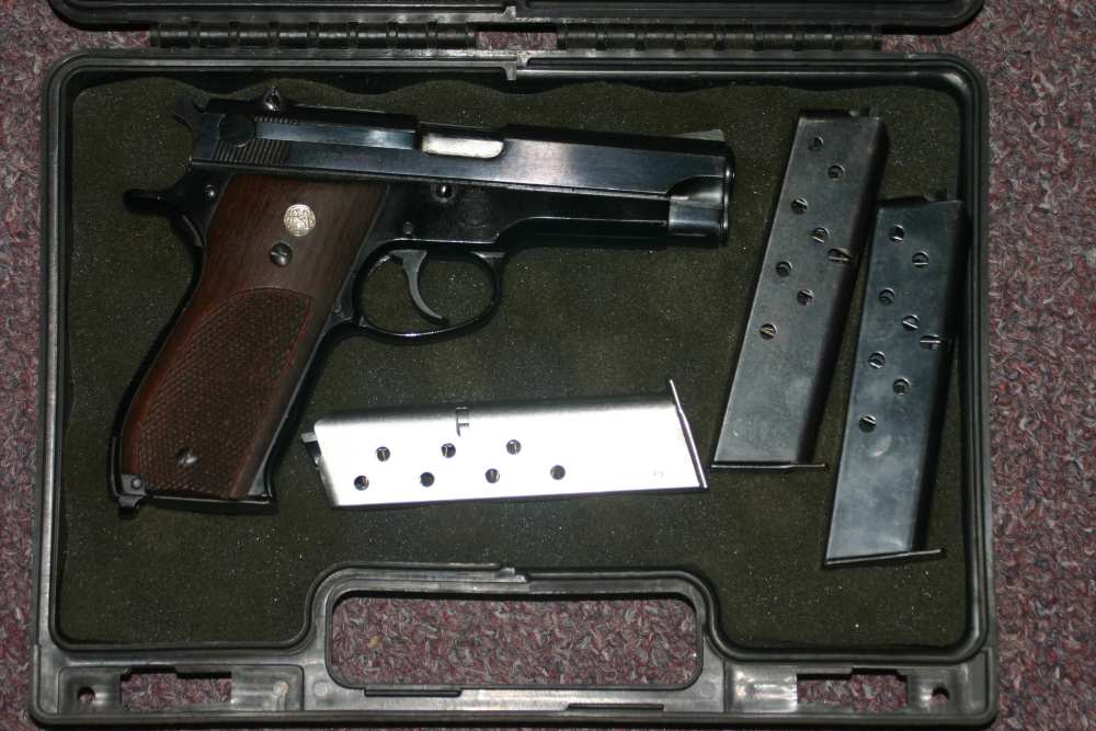 Smith and Wesson Model 39  with 4 mags  in VG Condition-img-5
