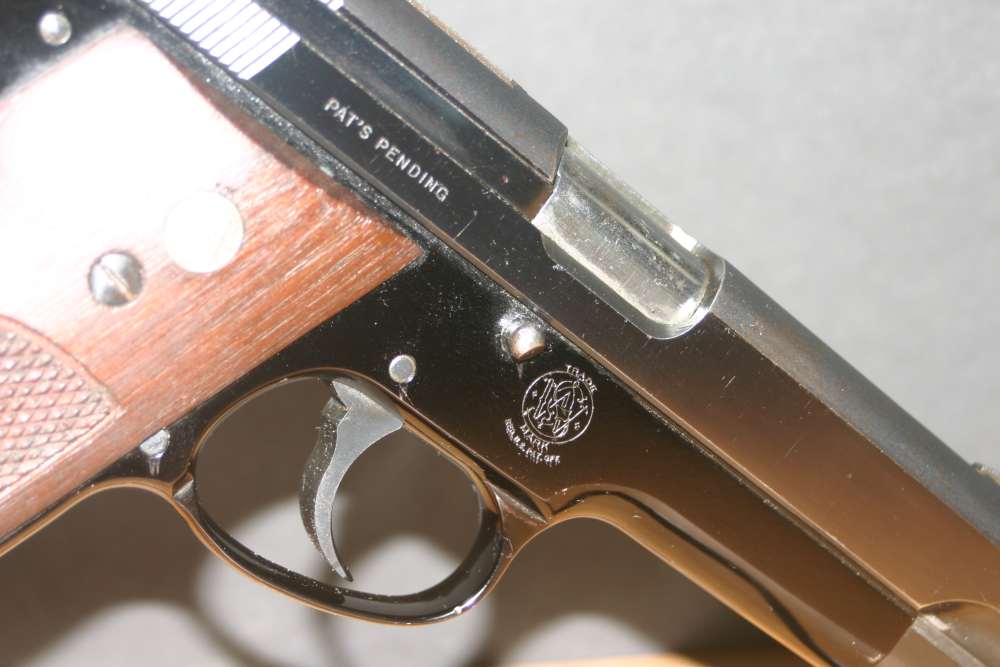 Smith and Wesson Model 39  with 4 mags  in VG Condition-img-6