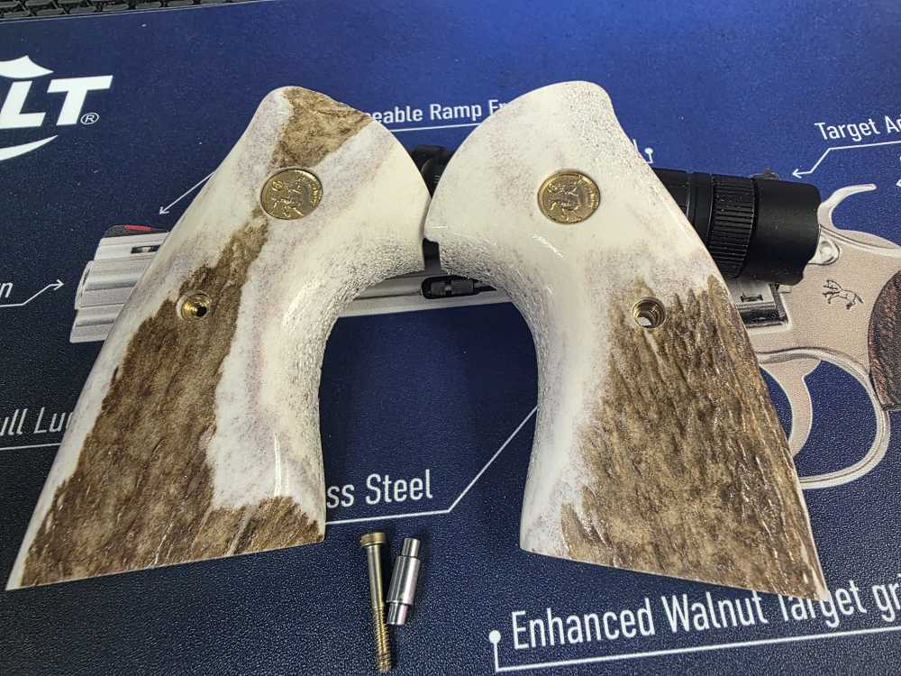 COLT PYTHON ELK STAG TARGET GRIPS GOLD MEDALLIONS FACTORY NEW-img-0