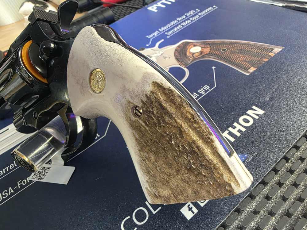 COLT PYTHON ELK STAG TARGET GRIPS GOLD MEDALLIONS FACTORY NEW-img-10