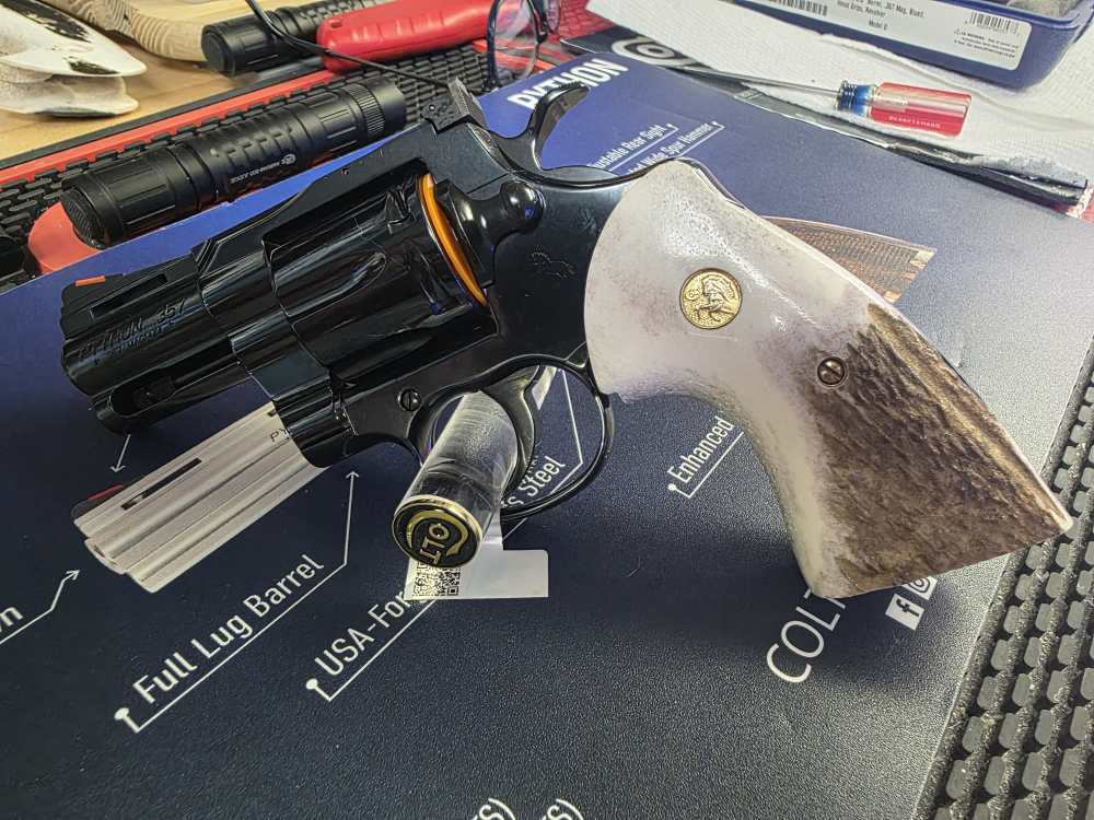 COLT PYTHON ELK STAG TARGET GRIPS GOLD MEDALLIONS FACTORY NEW-img-9