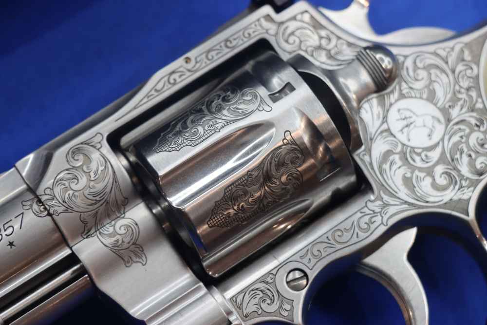 COLT Model Python Revolver 357MAG 2.5" PREMIER GRADE ENGRAVED Holly Grips-img-4