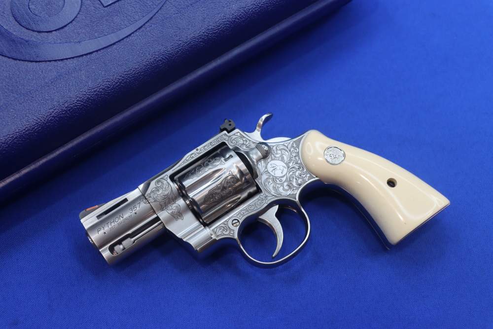 COLT Model Python Revolver 357MAG 2.5" PREMIER GRADE ENGRAVED Holly Grips-img-0