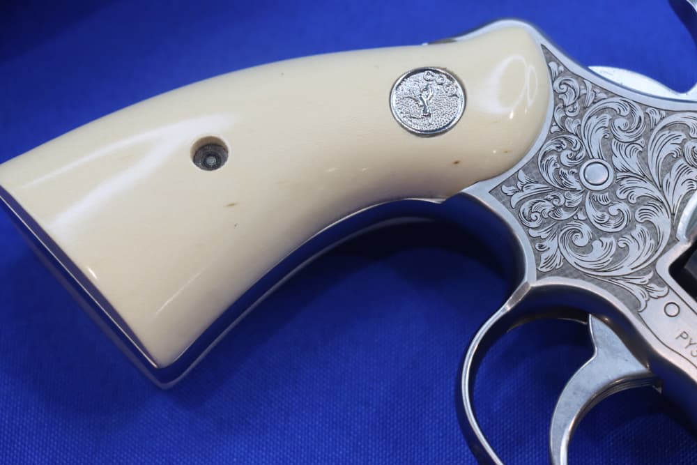 COLT Model Python Revolver 357MAG 2.5" PREMIER GRADE ENGRAVED Holly Grips-img-21