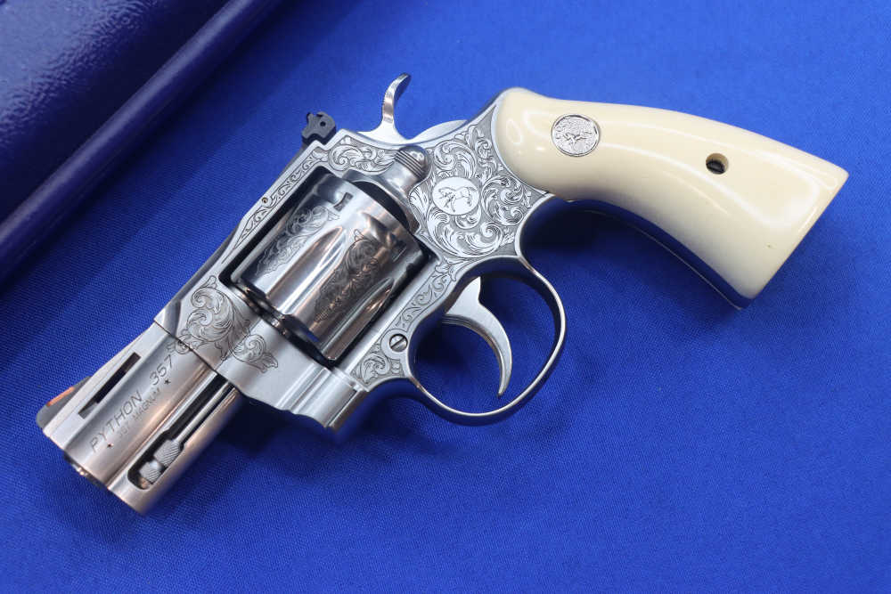 COLT Model Python Revolver 357MAG 2.5" PREMIER GRADE ENGRAVED Holly Grips-img-1