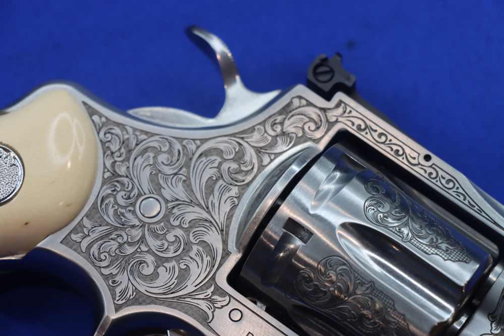 COLT Model Python Revolver 357MAG 2.5" PREMIER GRADE ENGRAVED Holly Grips-img-18