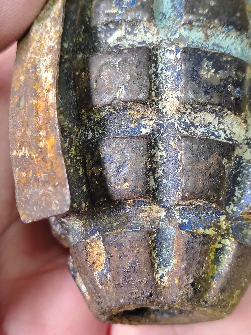 4 Practice Pineapple Hand Grenades & 1 cardboard storage container-img-16