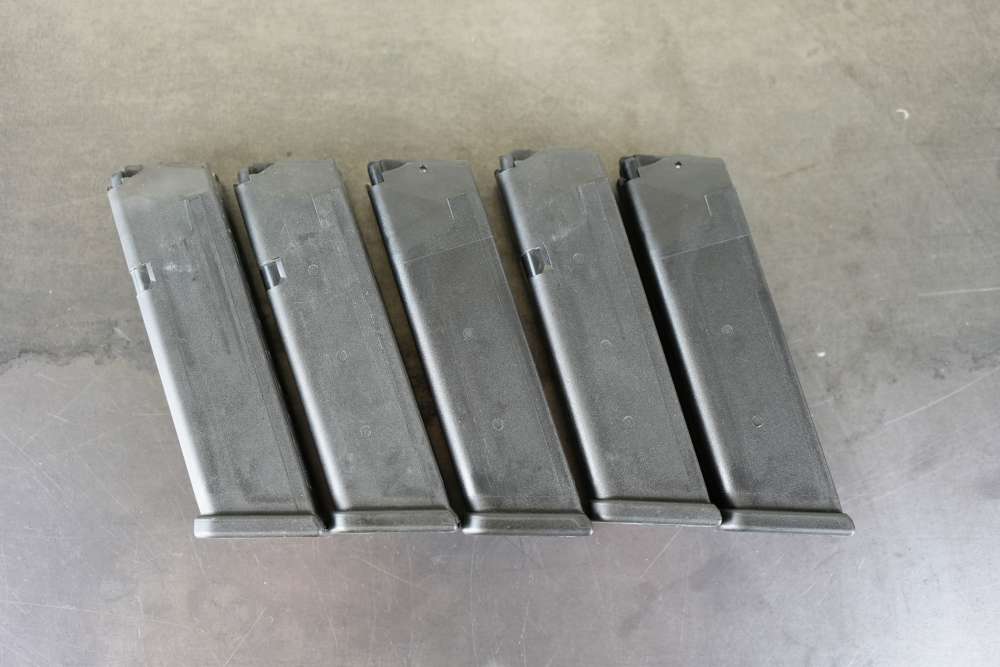 Glock 22 Gen3 – .40 S&W – 5 Mags - LaserMax – Original Case & Manual -img-26
