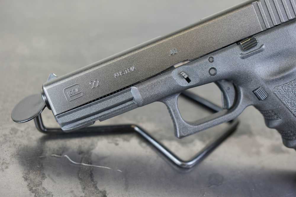 Glock 22 Gen3 – .40 S&W – 5 Mags - LaserMax – Original Case & Manual -img-4