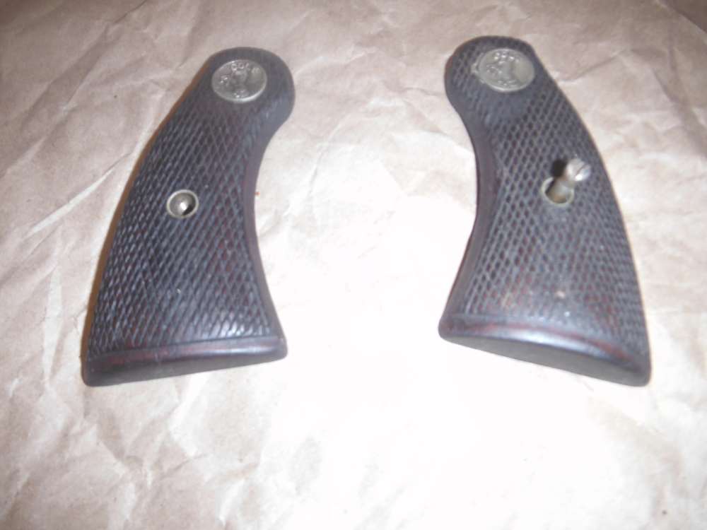 1917 colt? black checkerd grips with screw-img-0
