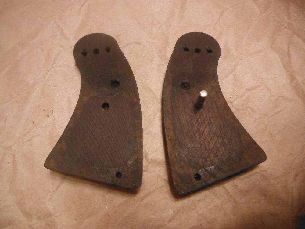 1917 colt? black checkerd grips with screw-img-1