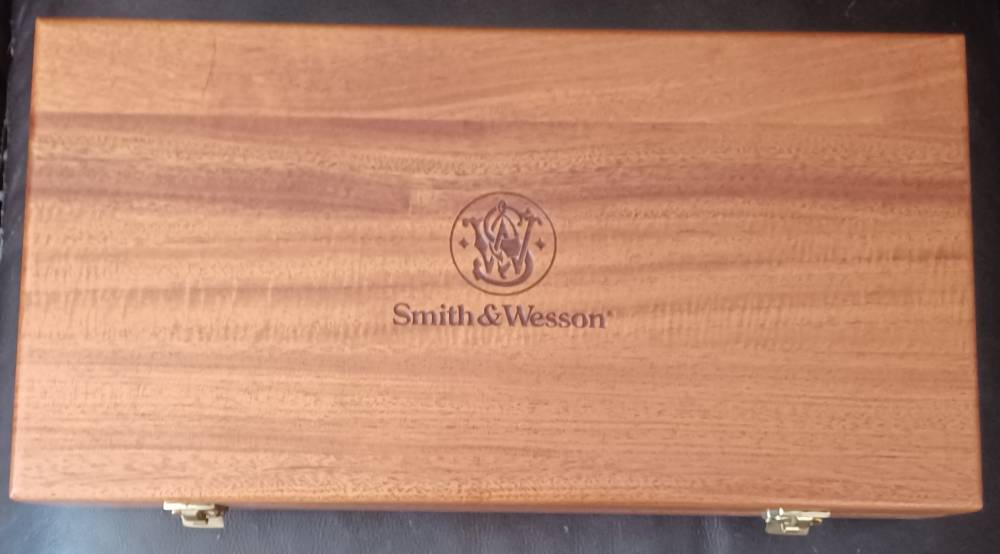Smith and Wesson Factory Presentation Box-img-1