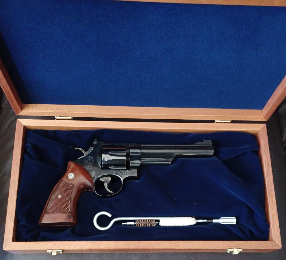 Smith and Wesson Factory Presentation Box-img-2