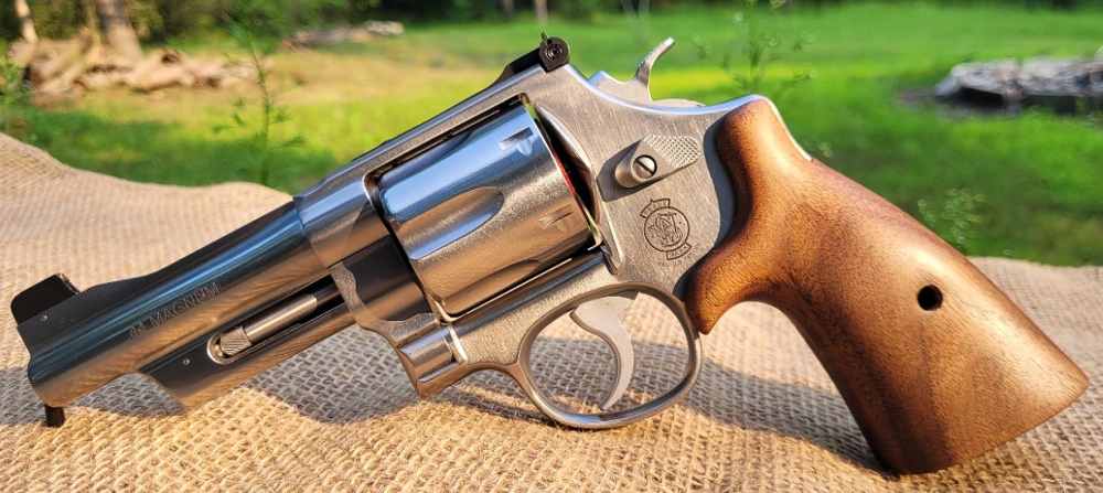 SMITH & WESSON 629 MOUNTAIN GUN 44MAG 4" SS BEAR HUG GRIPS -img-3