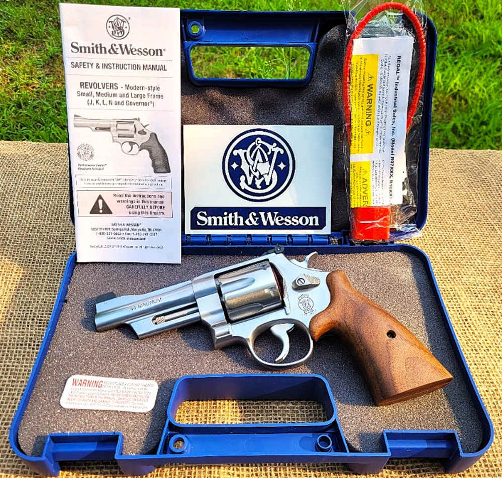 SMITH & WESSON 629 MOUNTAIN GUN 44MAG 4" SS BEAR HUG GRIPS -img-1