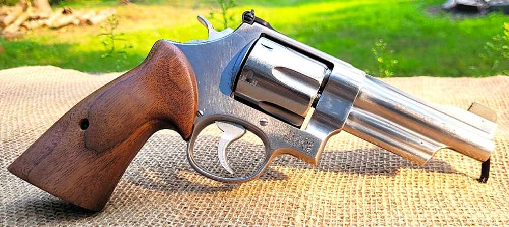 SMITH & WESSON 629 MOUNTAIN GUN 44MAG 4" SS BEAR HUG GRIPS -img-2