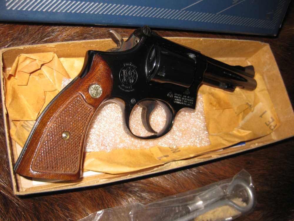 S & W model 15-3 4" barrel .38 spl like new condition !!-img-2