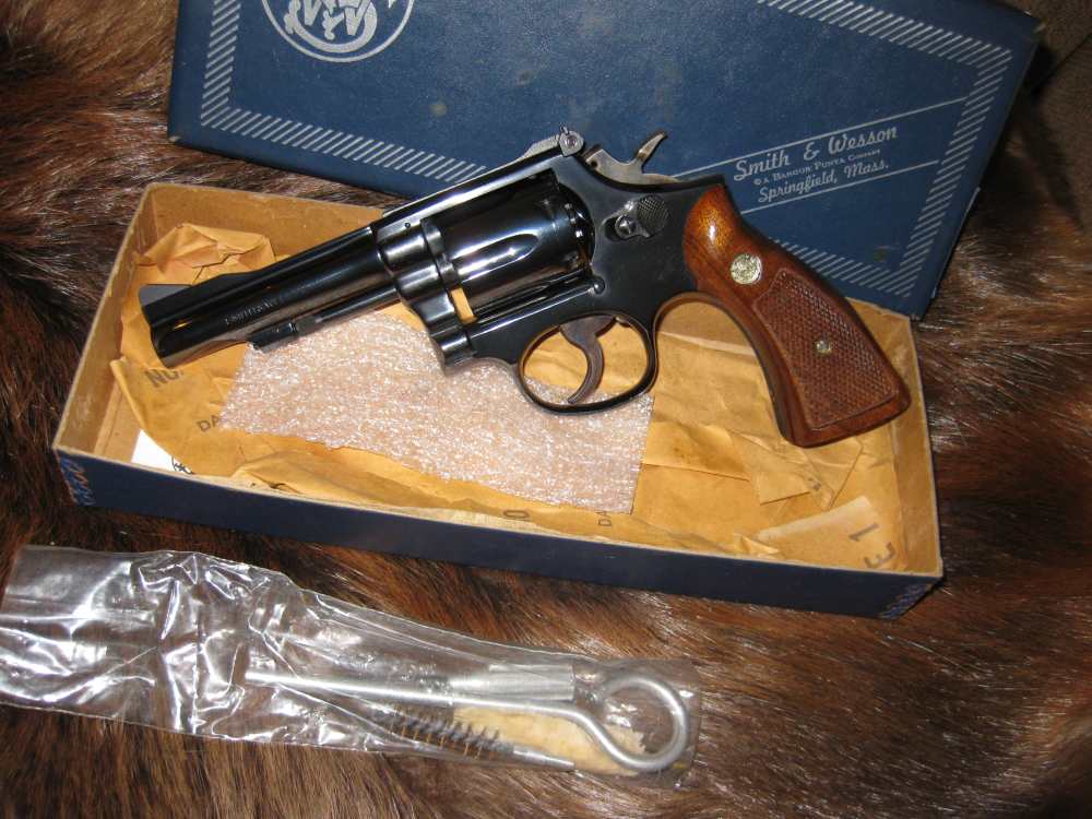 S & W model 15-3 4" barrel .38 spl like new condition !!-img-3