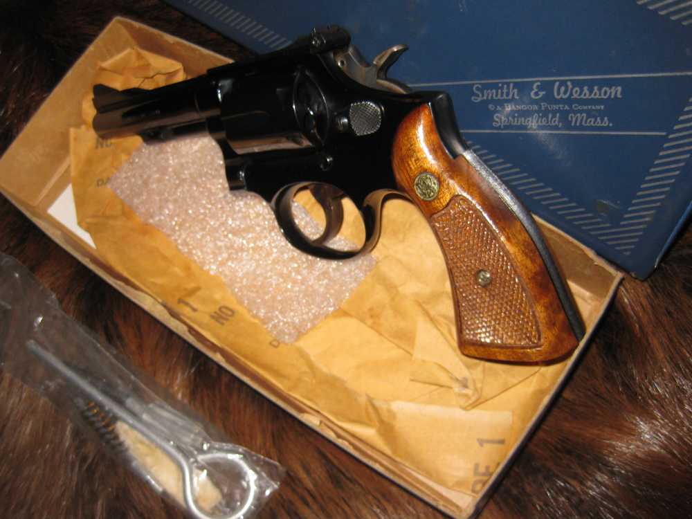 S & W model 15-3 4" barrel .38 spl like new condition !!-img-4