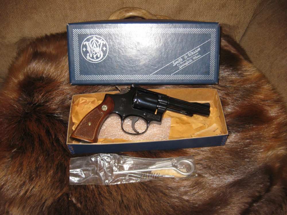 S & W model 15-3 4" barrel .38 spl like new condition !!-img-0