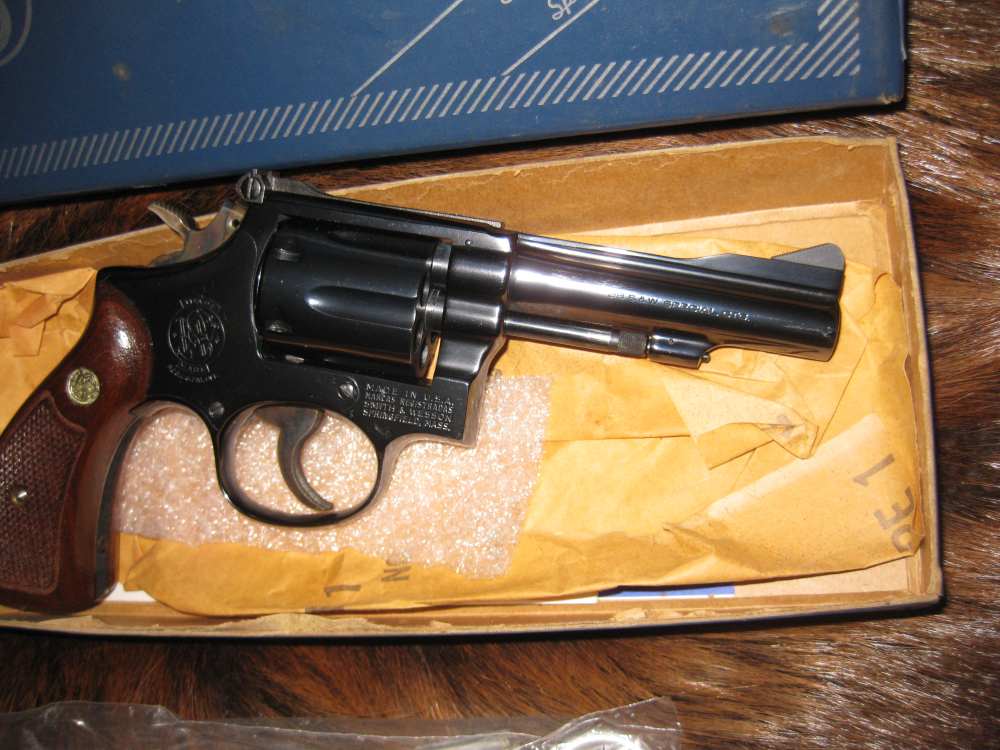 S & W model 15-3 4" barrel .38 spl like new condition !!-img-1
