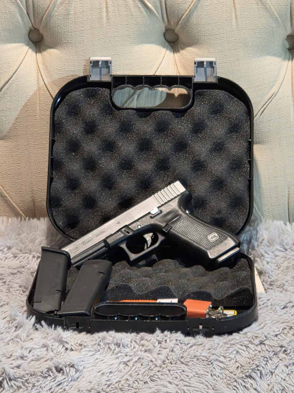 Glock 22, gen 4-40SW With 3 mags and Original Case!-img-0