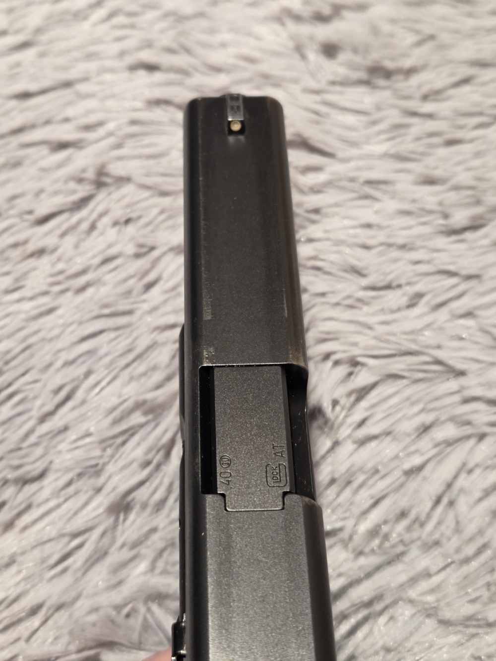 Glock 22, gen 4-40SW With 3 mags and Original Case!-img-11