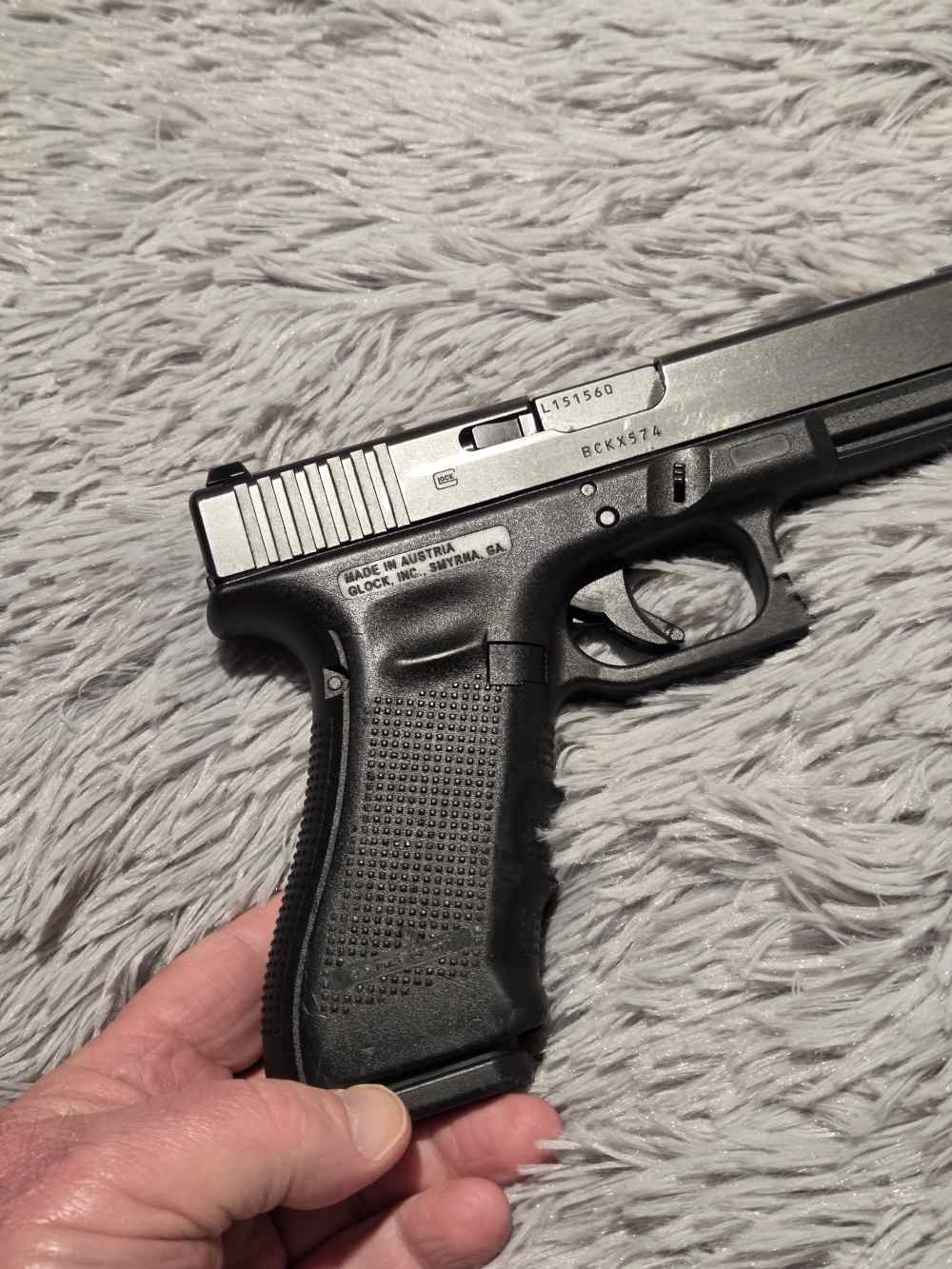 Glock 22, gen 4-40SW With 3 mags and Original Case!-img-3