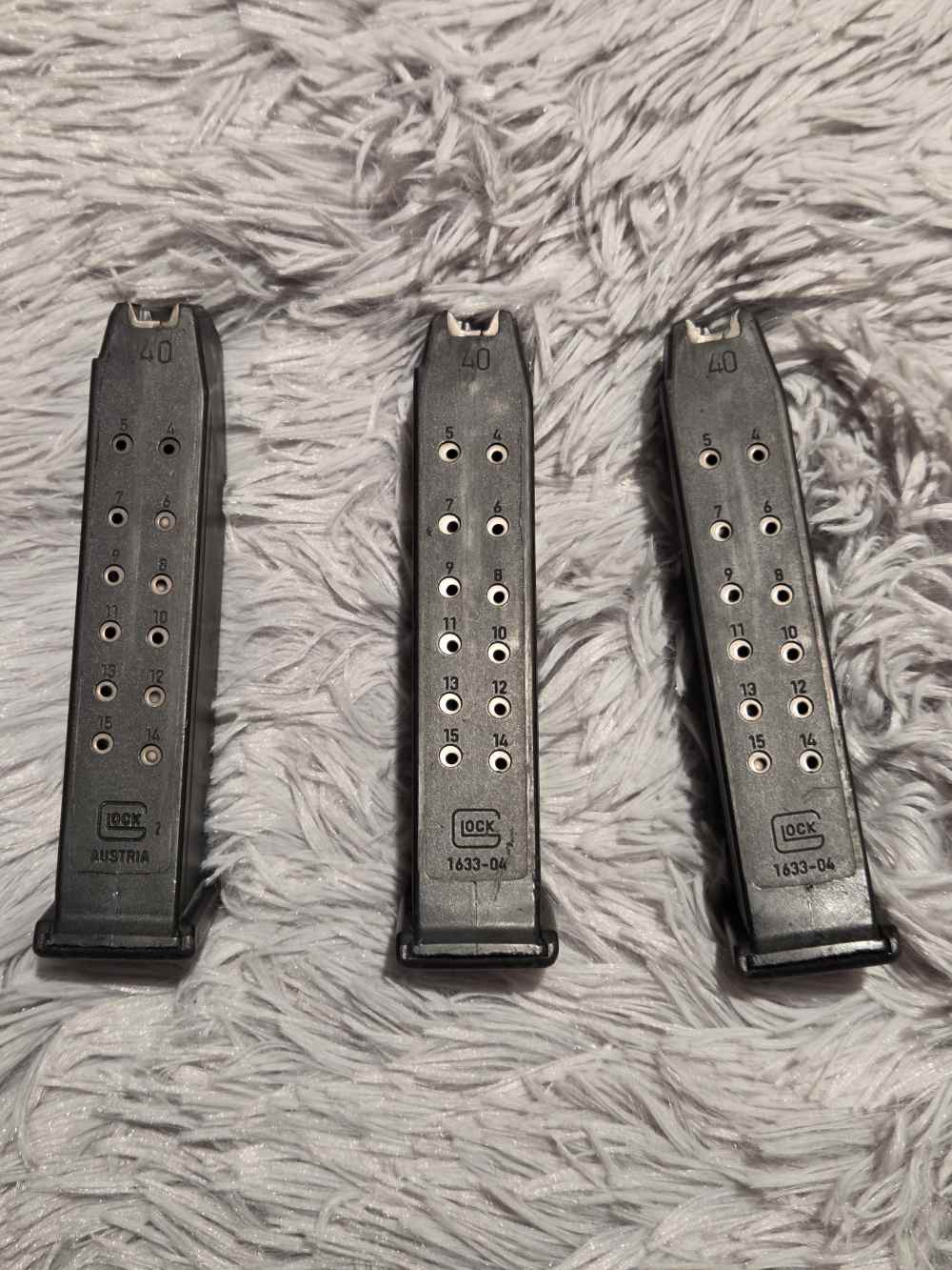 Glock 22, gen 4-40SW With 3 mags and Original Case!-img-2