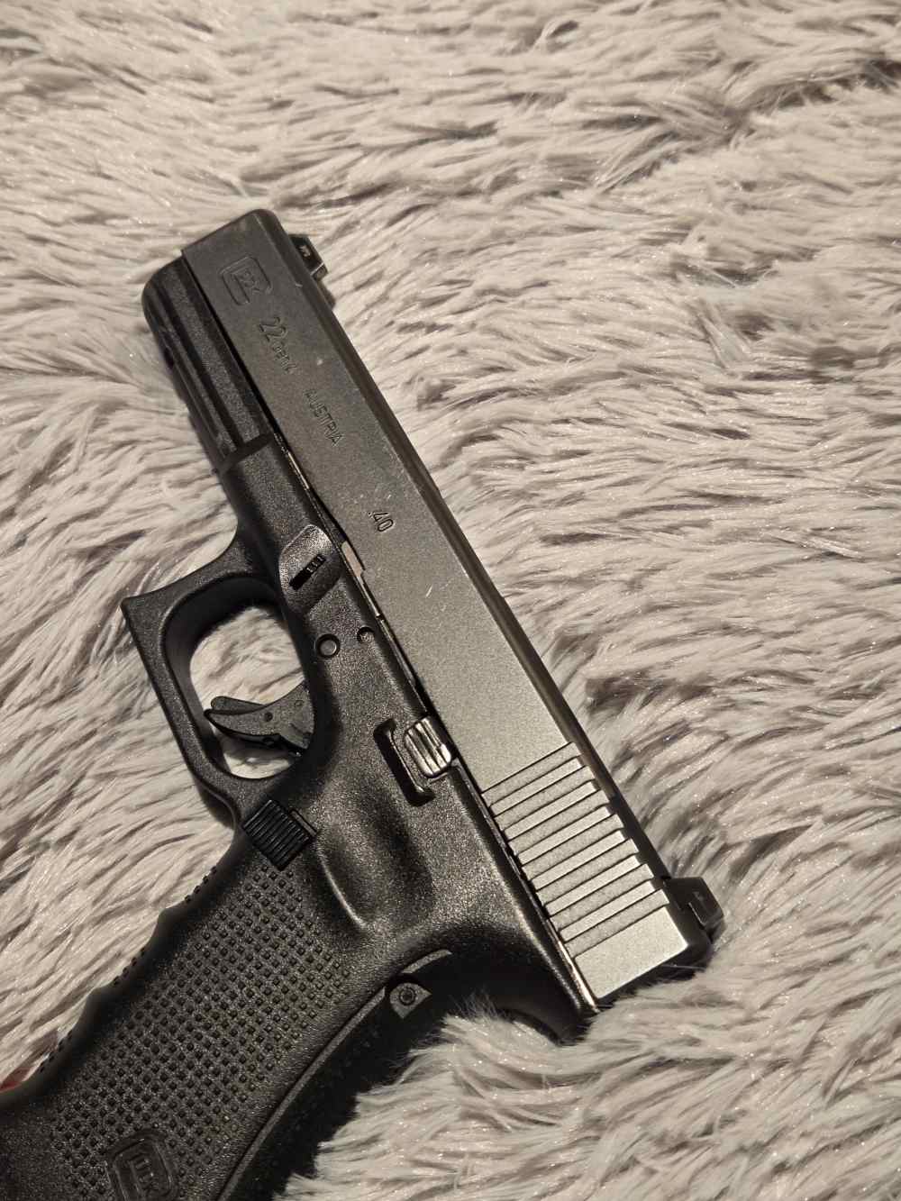 Glock 22, gen 4-40SW With 3 mags and Original Case!-img-5