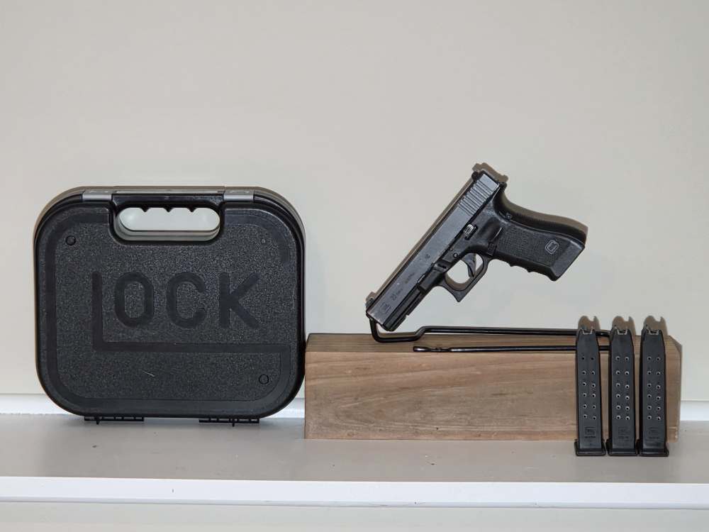 Glock 22, gen 4-40SW With 3 mags and Original Case!-img-1