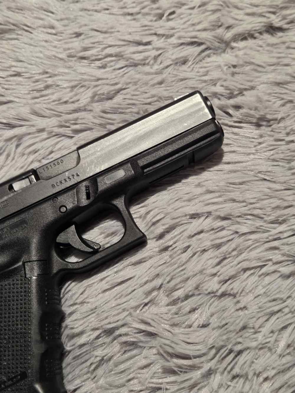 Glock 22, gen 4-40SW With 3 mags and Original Case!-img-6