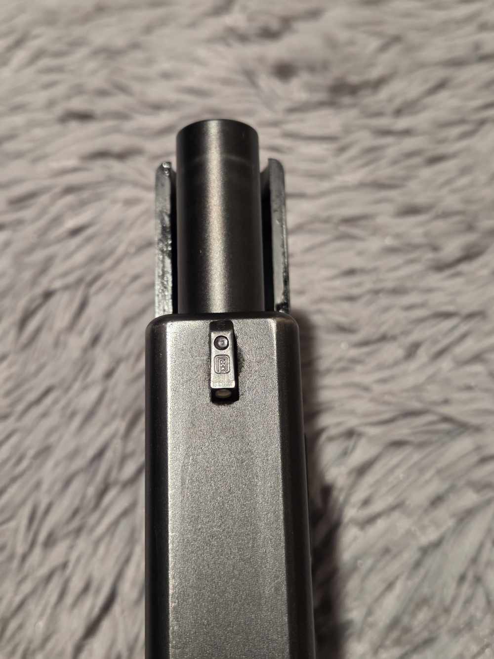 Glock 22, gen 4-40SW With 3 mags and Original Case!-img-13