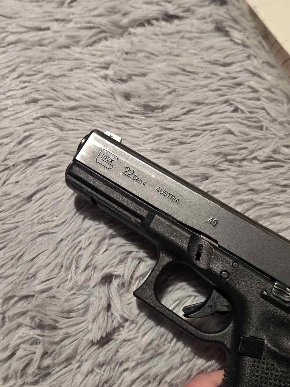 Glock 22, gen 4-40SW With 3 mags and Original Case!-img-9