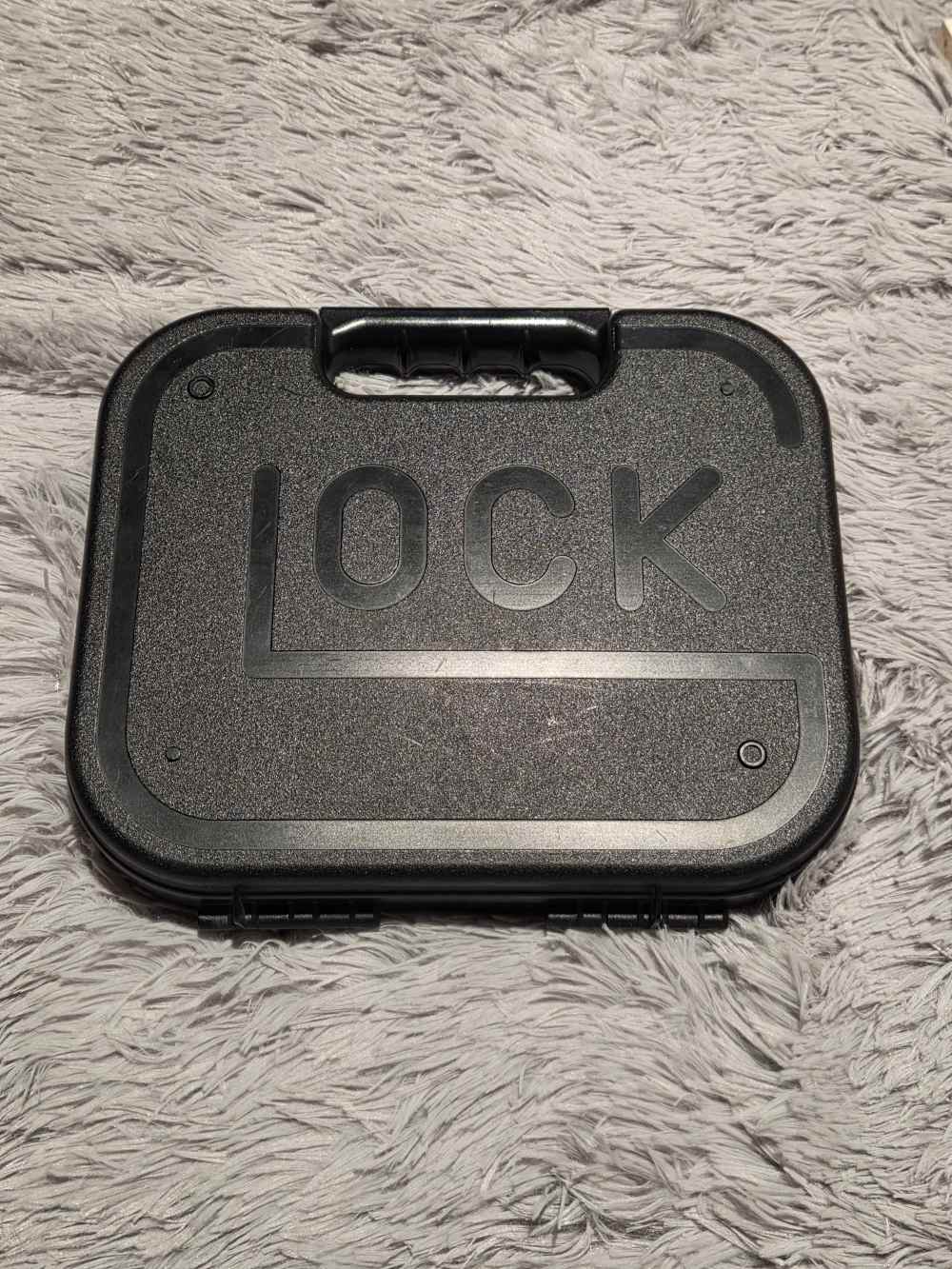 Glock 22, gen 4-40SW With 3 mags and Original Case!-img-17