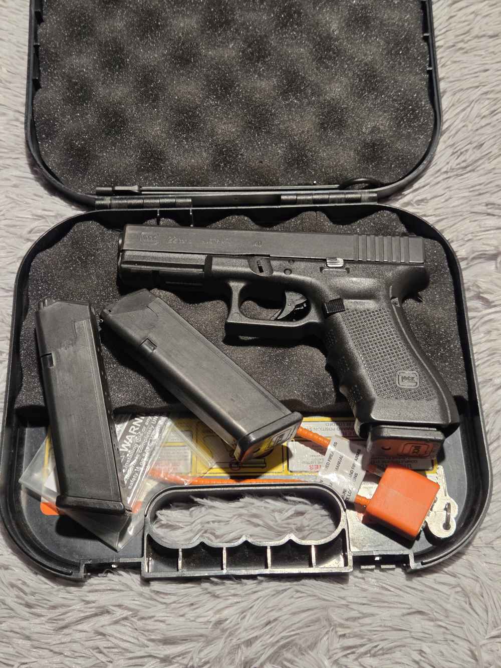 Glock 22, gen 4-40SW With 3 mags and Original Case!-img-18