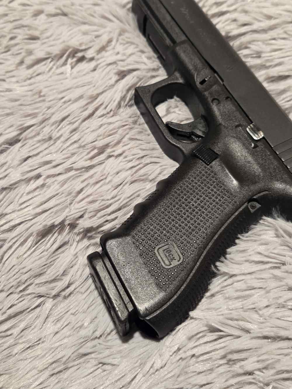 Glock 22, gen 4-40SW With 3 mags and Original Case!-img-4