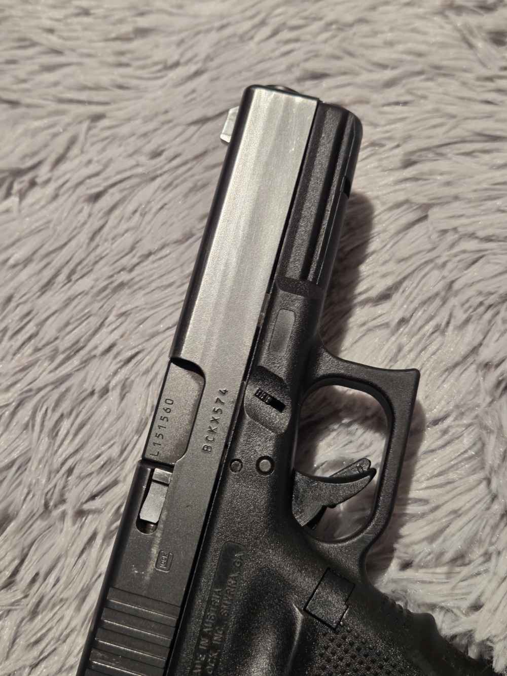 Glock 22, gen 4-40SW With 3 mags and Original Case!-img-7