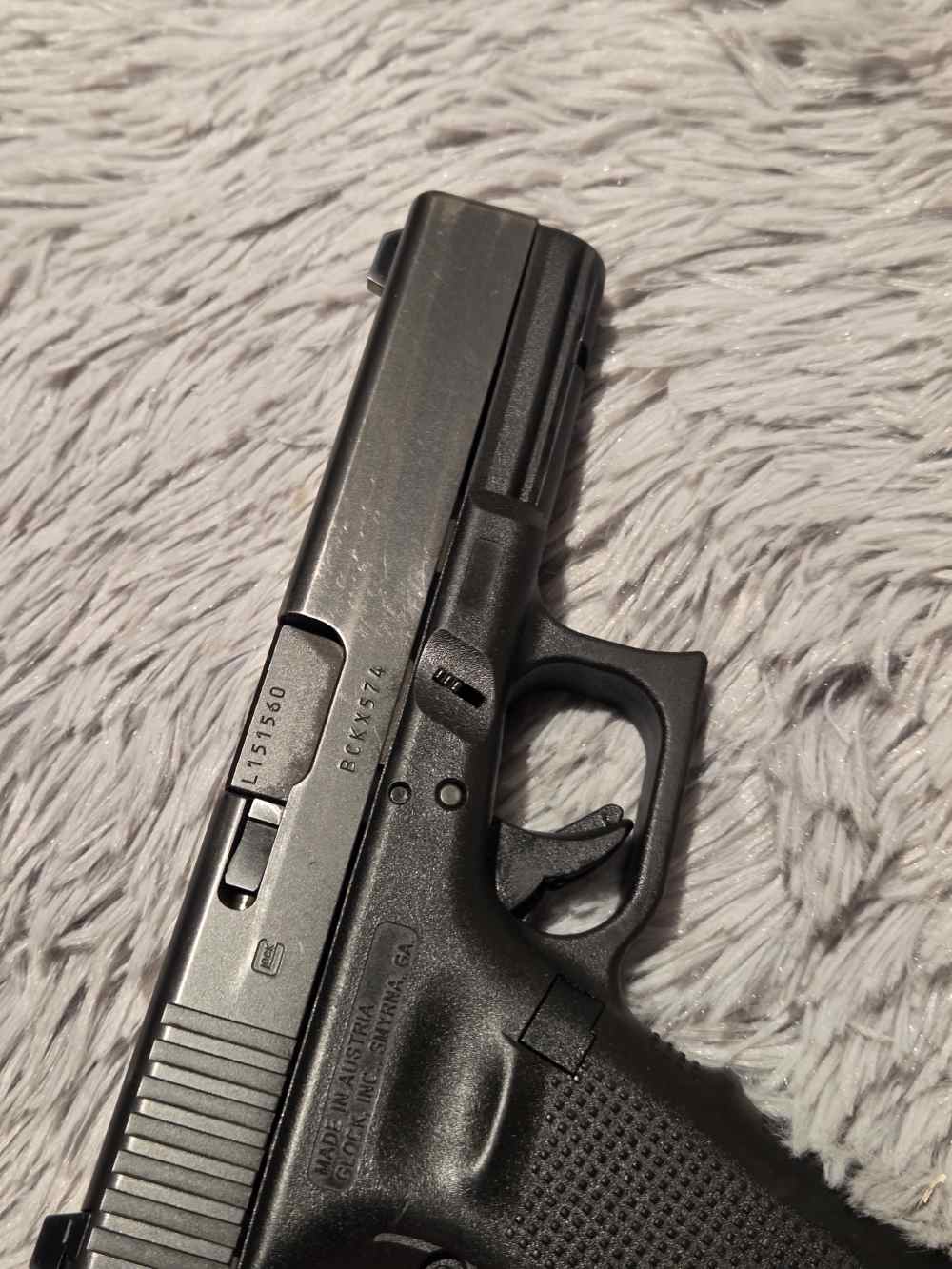 Glock 22, gen 4-40SW With 3 mags and Original Case!-img-8