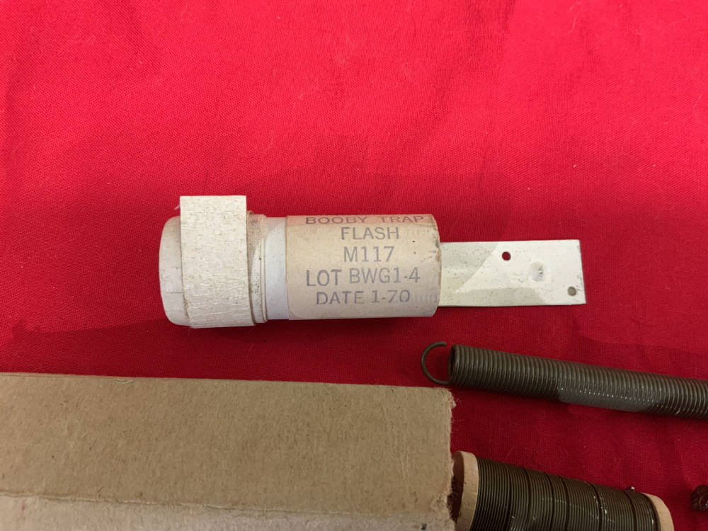 Rare, Original USGI Vietnam Issue M117 Flash Booby Trap Trip Flare Kit -img-2