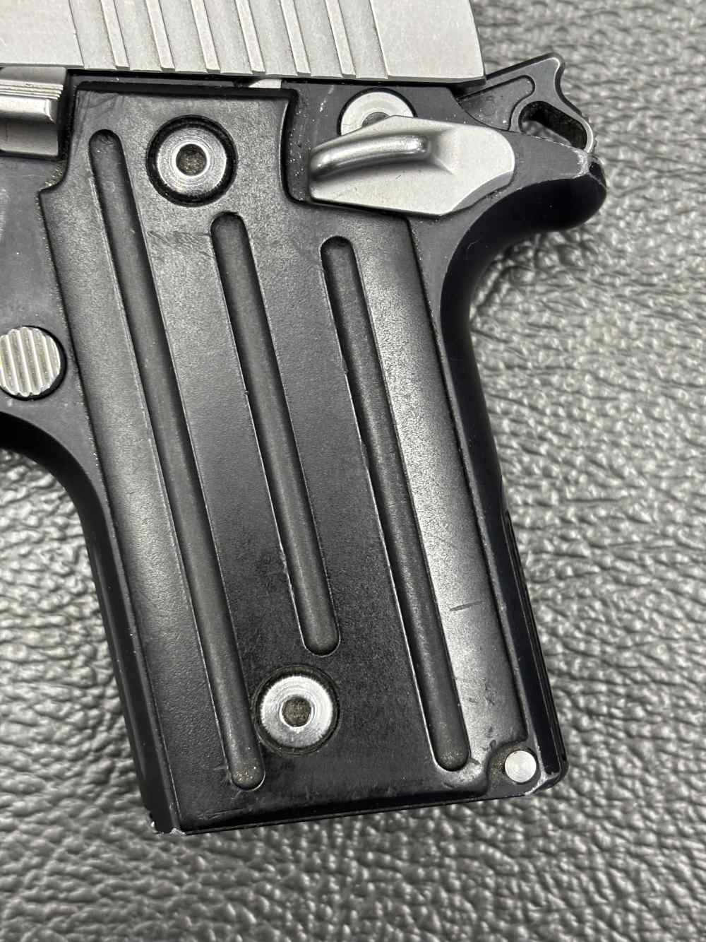 SIG SAUER P238 TWO-TONE 380 ACP W/ CASE. NO RESERVE -img-2