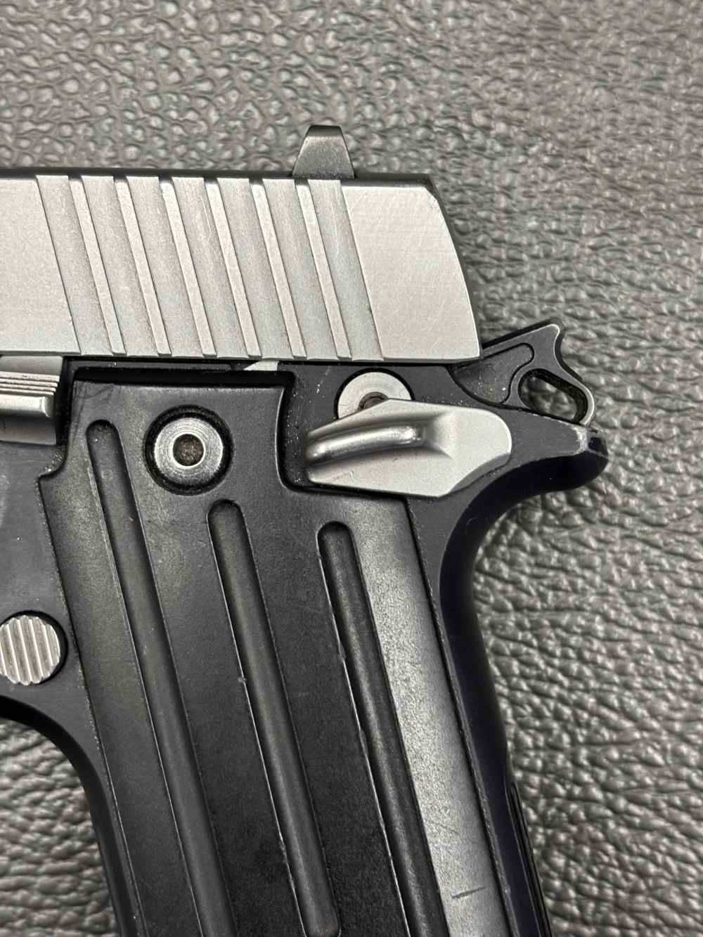 SIG SAUER P238 TWO-TONE 380 ACP W/ CASE. NO RESERVE -img-3