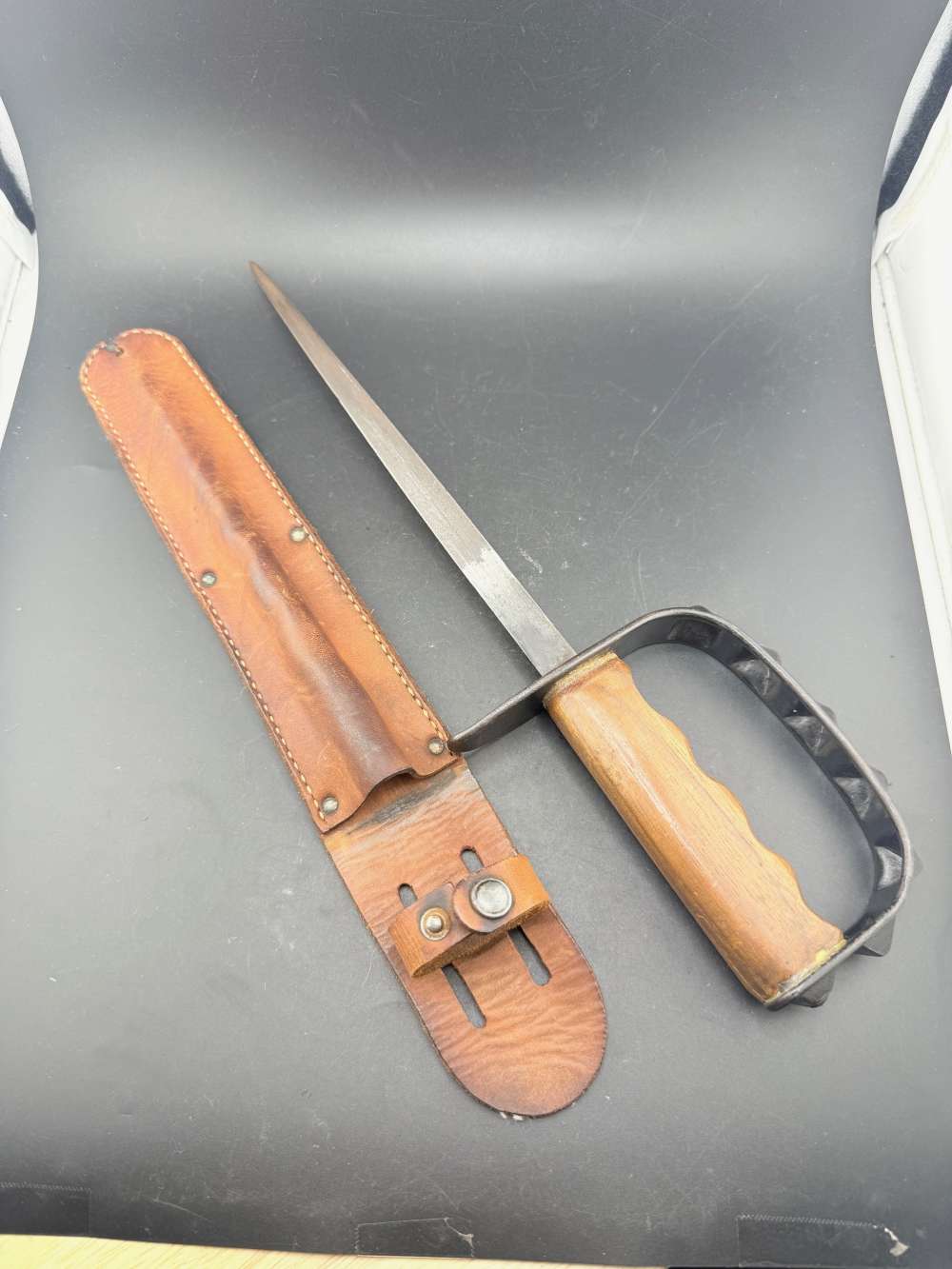 WW1 LF&C 1917 Trench Knife Knuckle Knife with Original Leather Sheath -img-0