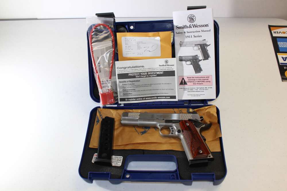 Smith & Wesson 1911 E series, .45ACP, Stainless, New in case-img-15