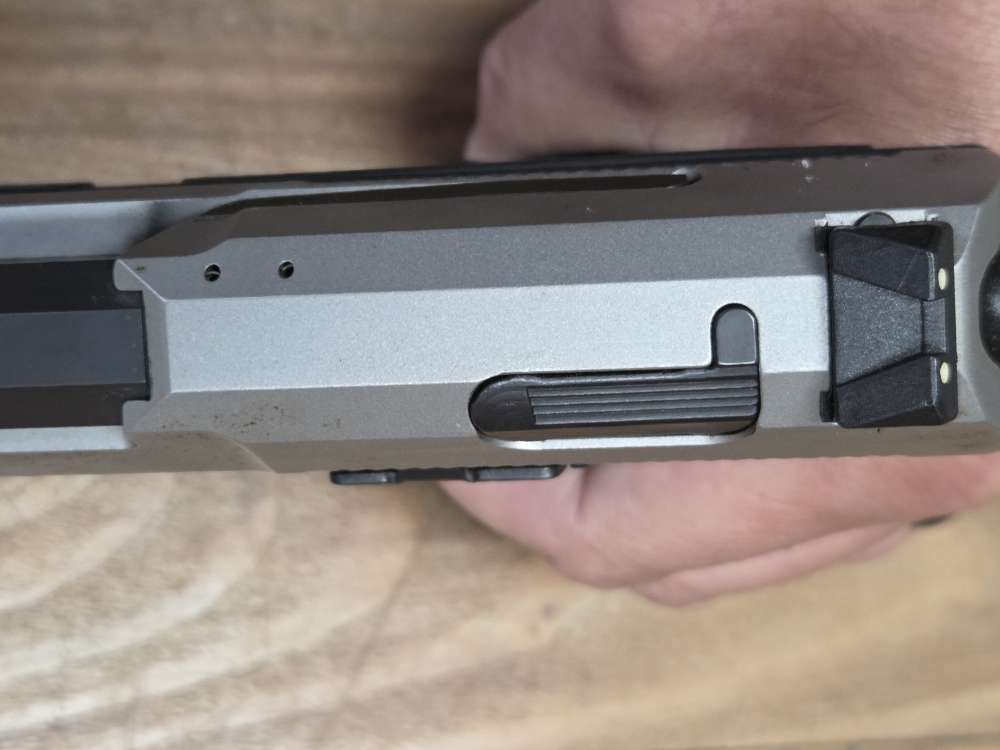 Magnum Research MR9 Eagle, 9mm, 2 mags, original case and papers-img-3